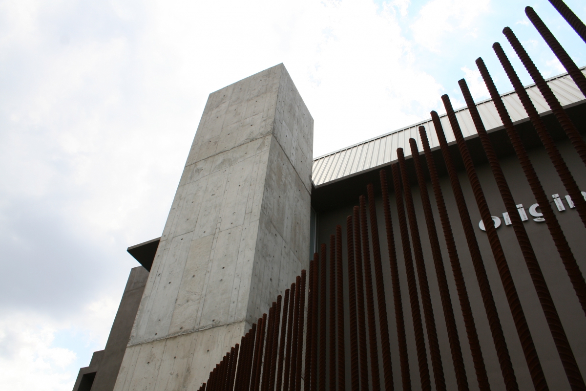 The heaviness of the building is best experienced from the south through the grasslike pallisade  